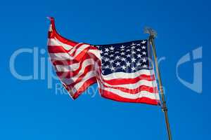Amerikanische Flagge vor blauem Himmel