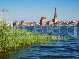 Blick über die Warnow auf die Hansestadt Rostock