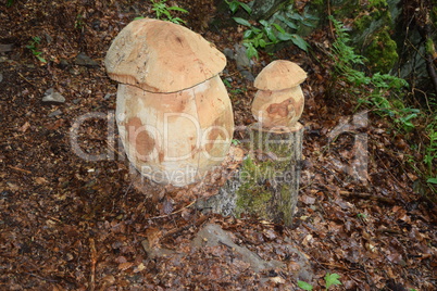 Holzfiguren im Wald