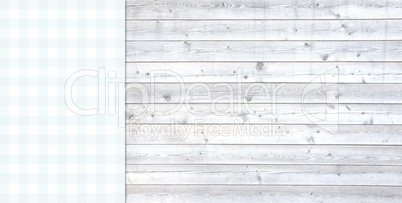 Helle Holzbretter mit Tischdecke blau weiß