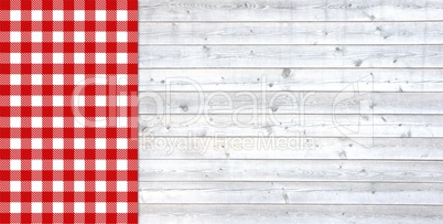 Helle Holzbretter mit Tischdecke rot weiß