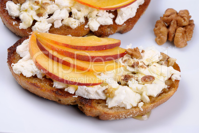 Sandwich with ricotta and peach