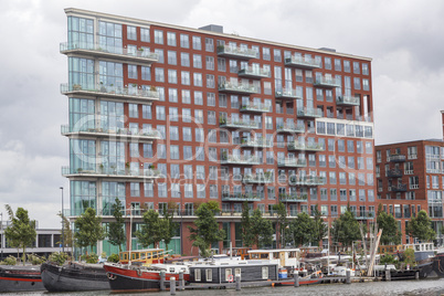 Modernes Wohngebäude am Hafen von Amsterdam, Niederlande