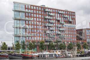Modernes Wohngebäude am Hafen von Amsterdam, Niederlande
