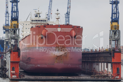 Tanker in einem Trockendock auf einer Werft in Hamburg, Deutschl