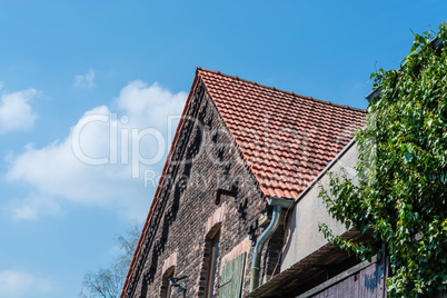 Haus mit gemauerten Giebel aus Ziegelstein         Haus mit gema