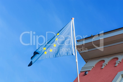 EU-Flagge vor einem alten Gebäude