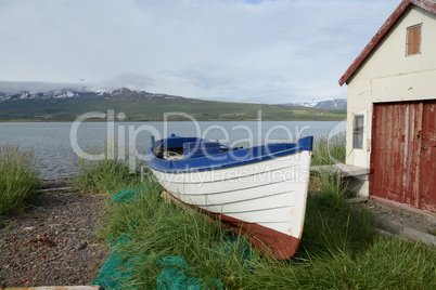 Hütte mit Booten bei Svalbardseyri, Island