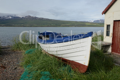 Hütte mit Boot bei Svalbardseyri, Island