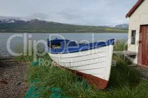 Hütte mit Boot bei Svalbardseyri, Island
