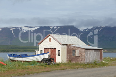 Hütte mit Booten bei Svalbardseyri, Island