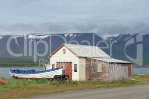 Hütte mit Booten bei Svalbardseyri, Island