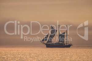 Ein Segelschiff auf der Ostsee im Sonnenuntergang