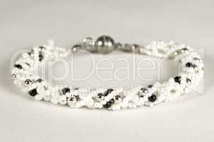 Perlenarmband in weiß - schwarz
