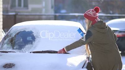 Clearing automobile's windscreen from snow