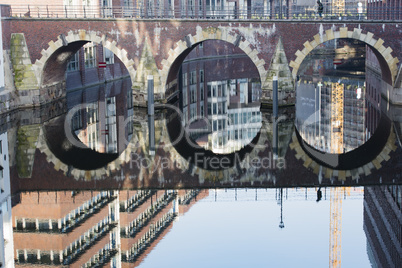 Gebäudespiegelung im Wasser an der Ellerntorsbrücke in Hamburg