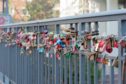 Bunte Liebesschlösser an der Ellerntorsbrücke in Hamburg