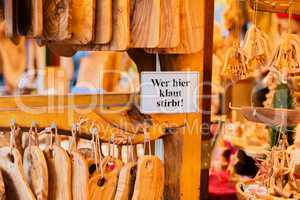 Holzschnitzerei Verkaufsstand auf dem Weihnachtsmarkt in Hamburg