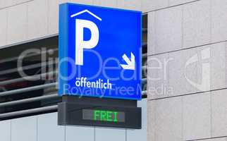 Parkplatzschild für ein großes Parkhaus in Hamburg