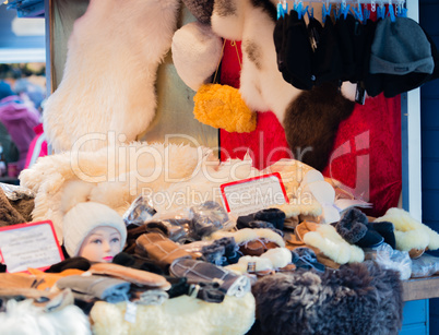 Fell- und Pelz Accessoires auf einem Weihnachtsmarkt