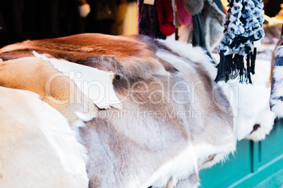 Fell- und Pelz Accessoires auf einem Weihnachtsmarkt