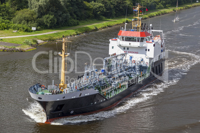 Tanker auf dem Nord-Ostsee-Kanal bei Kiel, Deutschland