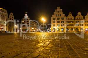 Blick auf den Neuen Markt in Rostock bei Nacht