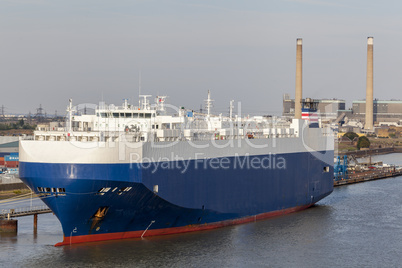 Autofrachter auf der Themse bei Tilbury, Großbritannien