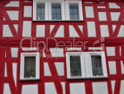 Wohnhaus mit rotem Fachwerk