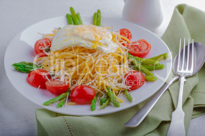 Spaghetti with egg and vegetables