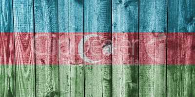 Fahne von Aserbaidschan auf verwittertem Holz