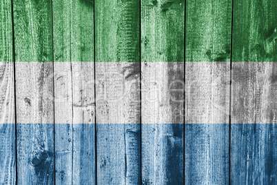 Fahne von Sierra Leone auf verwittertem Holz