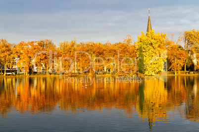 Bunter Herbstlandschaft im Schlosspark Düsseldorf Benrath