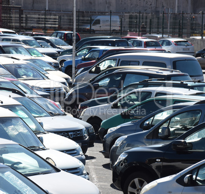 Autos auf einem Parkplatz