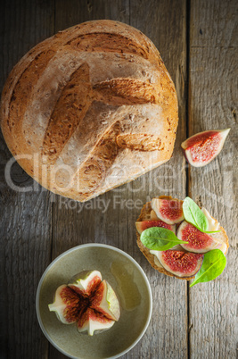 Bread, figs, cheese