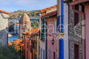 kleine Gasse in Collioure in Frankreich - small street in Collioure in France