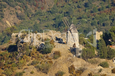 Cucugnan Windmuehle im Süden Frankreichs - Cucugnan windmill in southern France