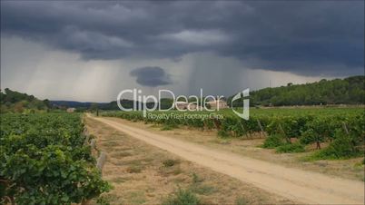 Weingut in den Corbieres, Landschaft im Süden Frankreichs