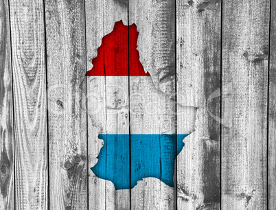 Karte und Fahne von Luxemburg auf verwittertem Holz