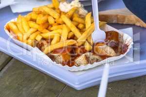 Deutsche Currywurst mit Pommes Frites