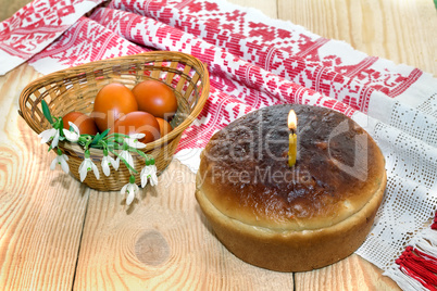 Easter eggs, cake and artificial flowers.