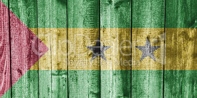 Fahne von Sao Tome und Principe auf verwittertem Holz