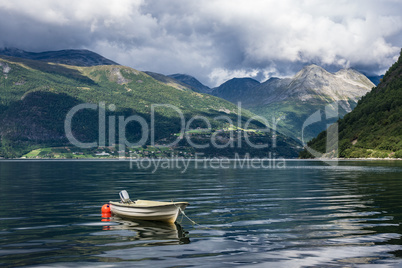 Ein Boot am Storfjord in Norwegen