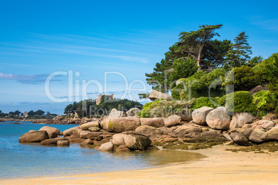 Rosa Granitküste in der Bretagne bei Ploumanach, Frankreich