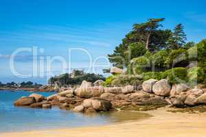 Rosa Granitküste in der Bretagne bei Ploumanach, Frankreich