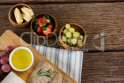 Gouda cheese, brown bread slices, lime juice and fruits