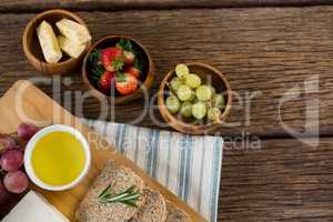 Gouda cheese, brown bread slices, lime juice and fruits