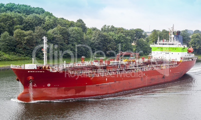 Tanker auf dem Nord-Ostsee-Kanal bei Kiel, Deutschland