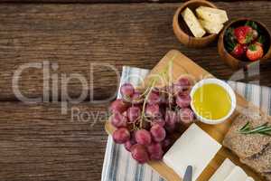 Gouda cheese, brown bread slices, lime juice and fruits