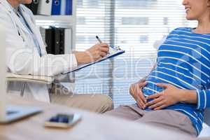 Pregnant patient consulting a doctor